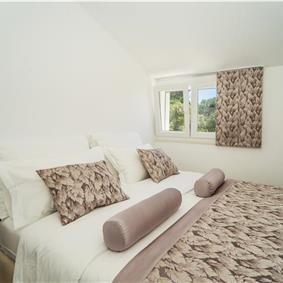 6 Bedroom Beachfront Villa with Heated Pool near Vela Luka on Korcula Island, Sleep 12